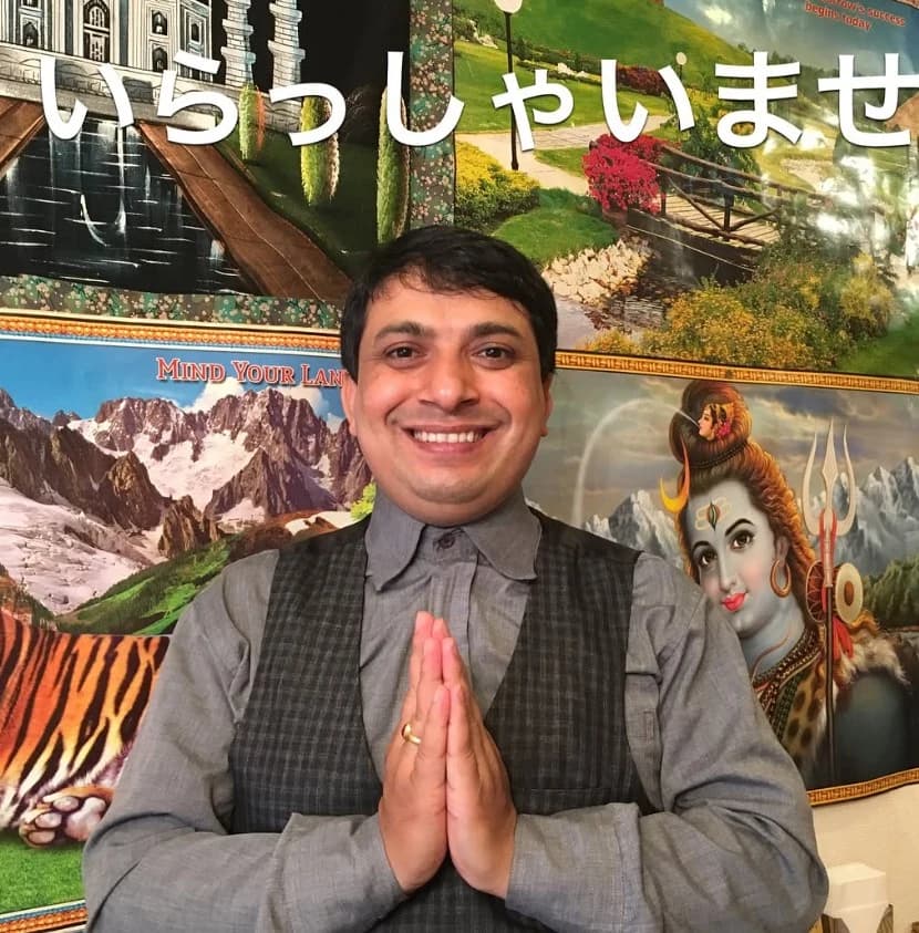 いらっしゃいませ — クマリのスタッフ